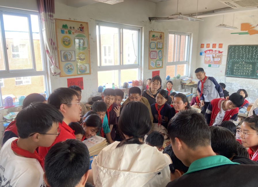 “生根发芽”中医药文化公益行在中牟县刁家乡中心开展第三期科学实验课，激发学生兴趣