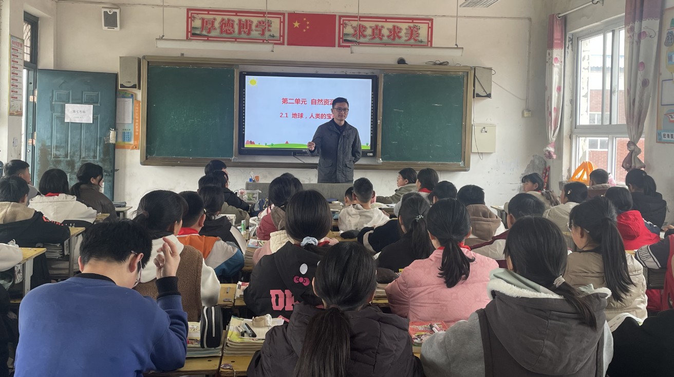 “生根发芽”公益行：关注乡镇未成年，传承中医药文化