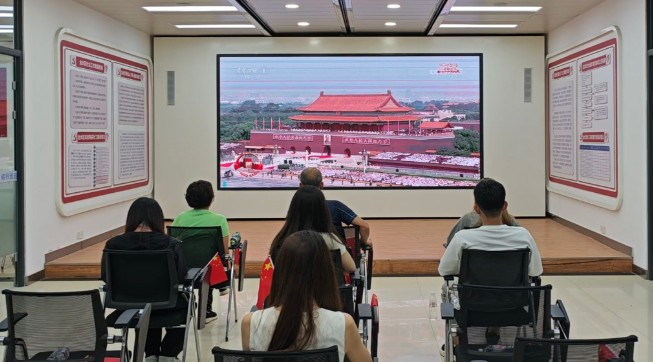 郑州益联社工相关人员观看纪念中国人民抗日战争暨世界反法西斯战争胜利80周年阅兵式