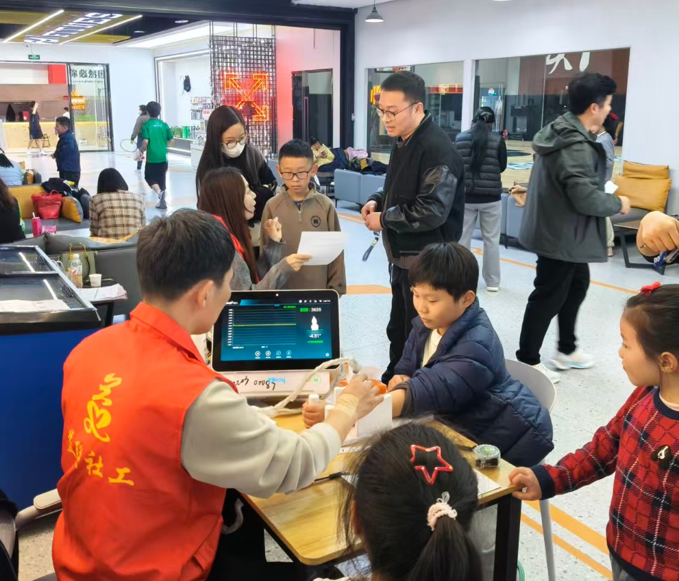 2025健康郑州早筛公益行走进菲尼斯体育为 136 名儿童健康助力