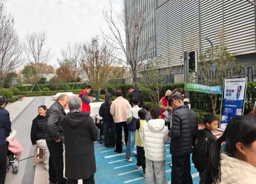 2025健康郑州早筛公益行走进正弘青云筑小区